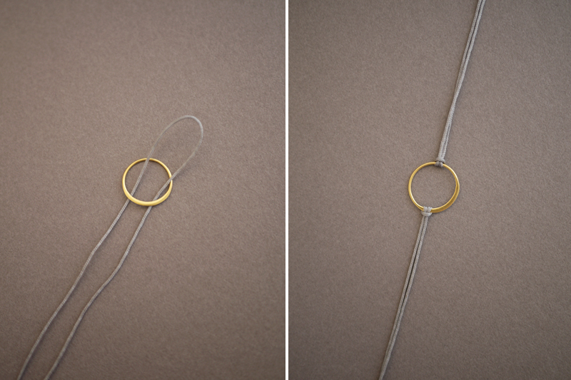 2. Šňůrky s kroužkem přesuneme na podložku a jednu stranu zajistíme páskou. 3. ukotvené tkaničky si vyrovnáme a jednou ze 70 cm tkaniček vložíme pod ně, tak aby byly po stranách stejně dlouhé, čili na střed. Pravou stranu 70 centimetrové šňůrky přendáme doleva pod její levý konec (viz. Obr. Číslo). Ten provlečeme přes smyčku na levo pod všechny tři tkaničky a pevně zatáhneme k ukotvení kouzla (konektoru).